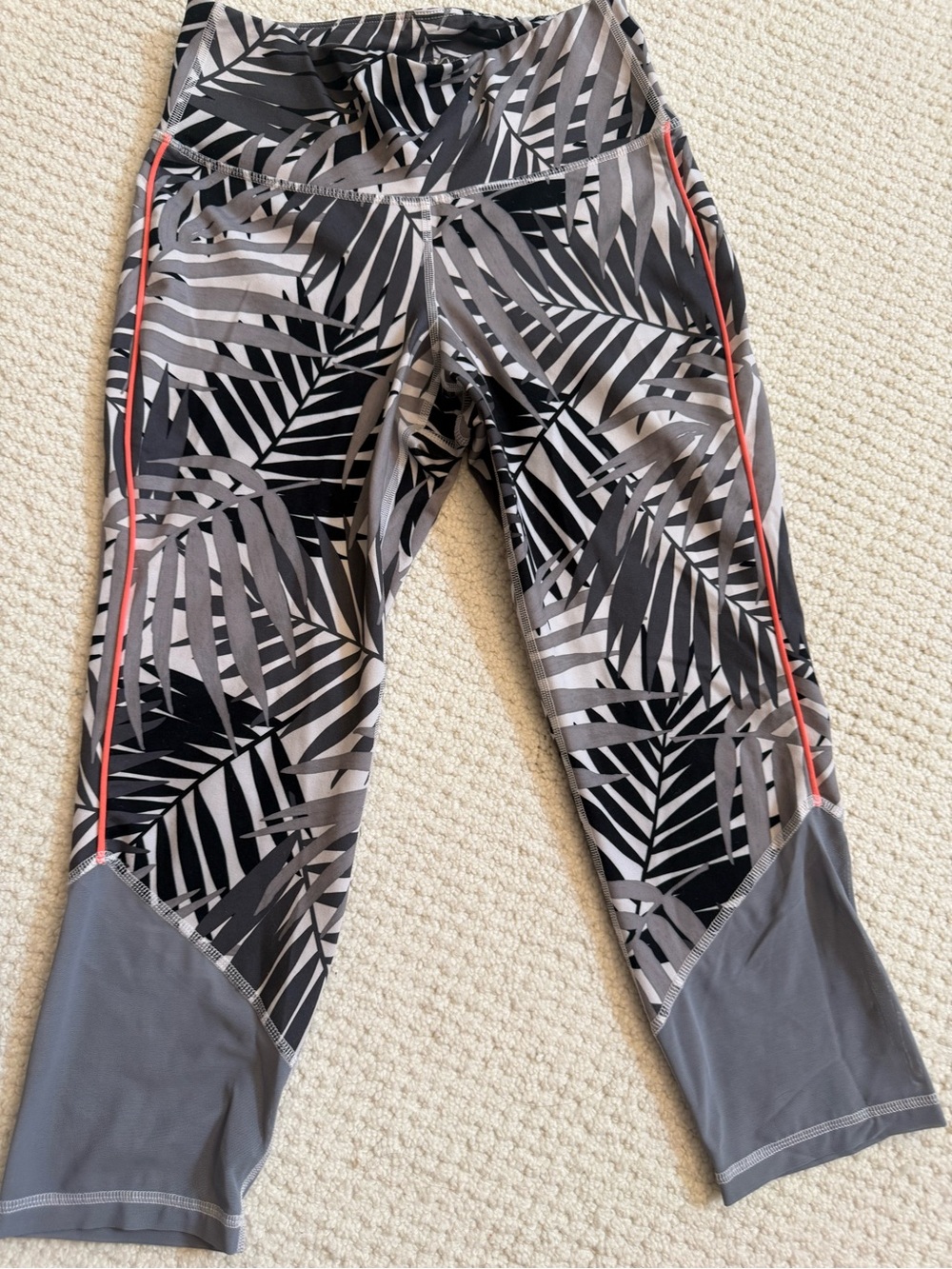 Old Navy Active Go-Dry Tropical Palm Leggings Gray Black Size M